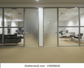 Phân Biệt Cửa Kính Cường Lực Và Cửa Kính Thường – Nên Chọn Loại Nào Cho Công 3 Phân biệt cửa kính cường lực và cửa kính thường – Nên chọn loại nào cho công