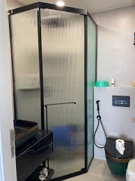 Vách tắm kính – Giải pháp phòng tắm hiện đại và tiện nghi