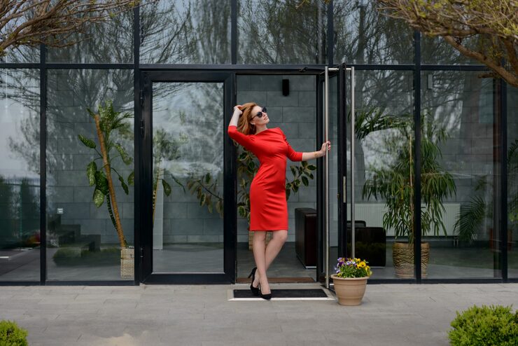 Cửa Kính Mở Quay Phòng Khách – Tôn Lên Vẻ Sang Trọng Cho Ngôi Nhà Việt