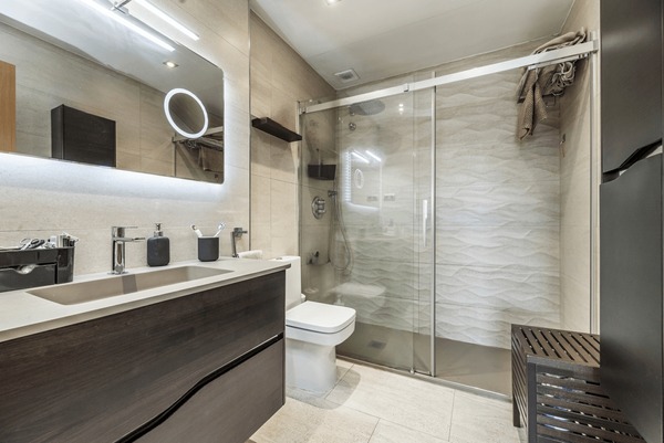 Phòng Tắm Kính Cường Lực – Không Gian Sang Trọng Và Tiện Nghi