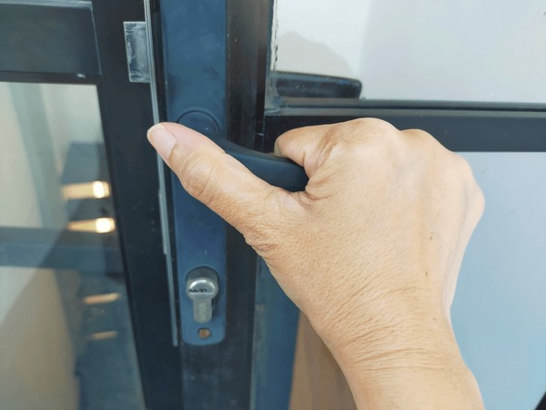 Cửa Kính Lùa 2 Cánh – Giải Pháp Tiết Kiệm Không Gian Hiện Đại