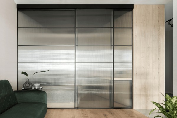 Cửa Kính Mở Quay Phòng Khách – Tôn Lên Vẻ Sang Trọng Cho Ngôi Nhà Việt