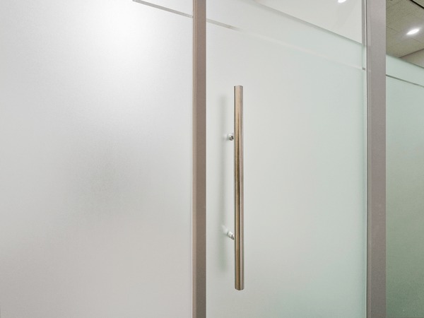 Vách Kính Cường Lực Ban Công – Giải Pháp Hiện Đại Cho Không Gian Ngoài Trời