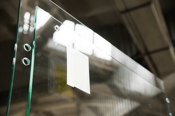 Vách Kính Cường Lực Phòng Khách – Tạo Không Gian Mở Hiện Đại