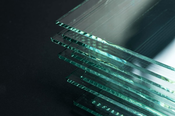 Vách Kính Cường Lực Showroom – Tăng Tính Thẩm Mỹ Và Trưng Bày Sản Phẩm