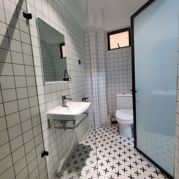 Vách Kính Cường Lực Showroom – Tăng Tính Thẩm Mỹ Và Trưng Bày Sản Phẩm