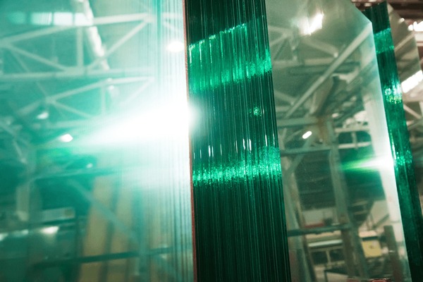 Vách Kính Cường Lực Showroom – Tăng Tính Thẩm Mỹ Và Trưng Bày Sản Phẩm